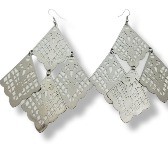 VINTAGE LIGHTWEIGHT SILVERTONE ARTICULATED OPEN DESIGN STATEMENT DROP EARRINGS - Picture 3 of 5